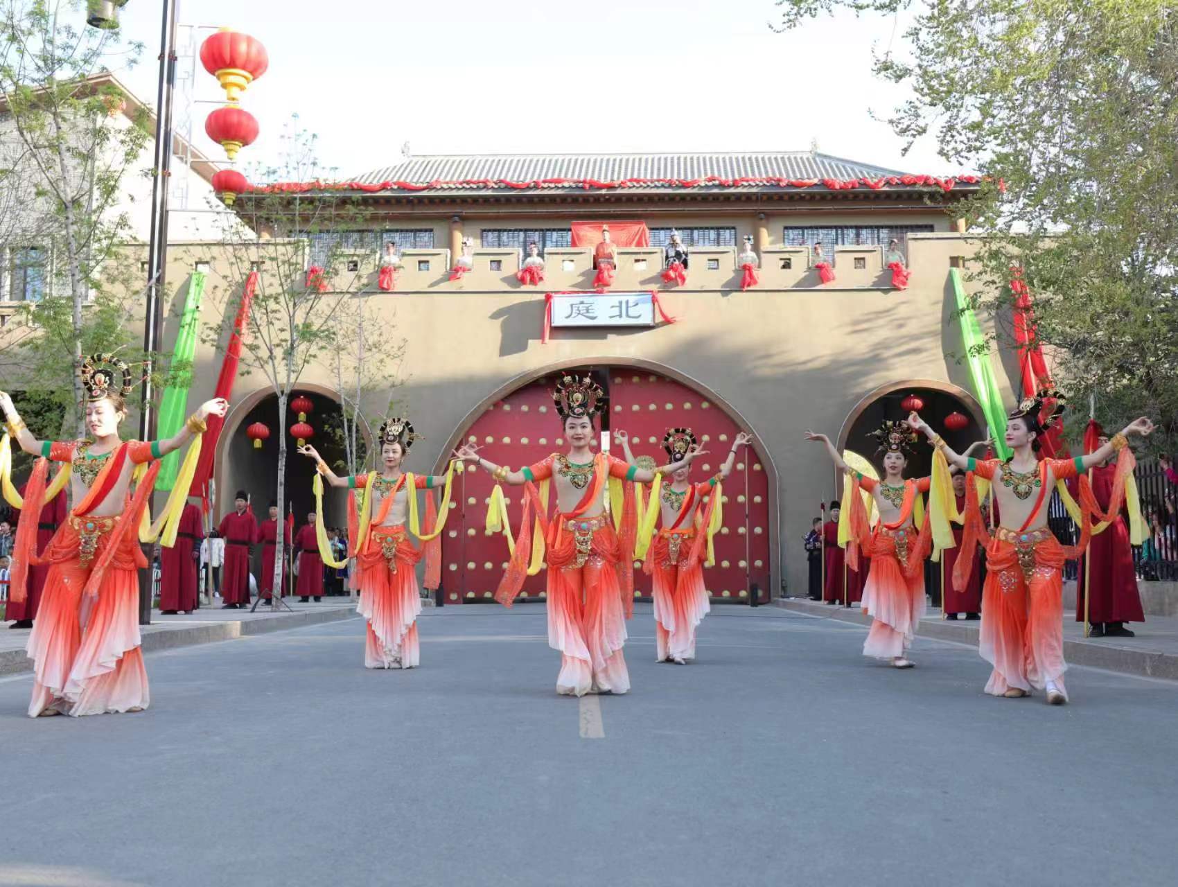 近日，吉木萨尔县北庭名街实景秀现场演员表演胡旋舞。（ 陈雨涵　摄）
