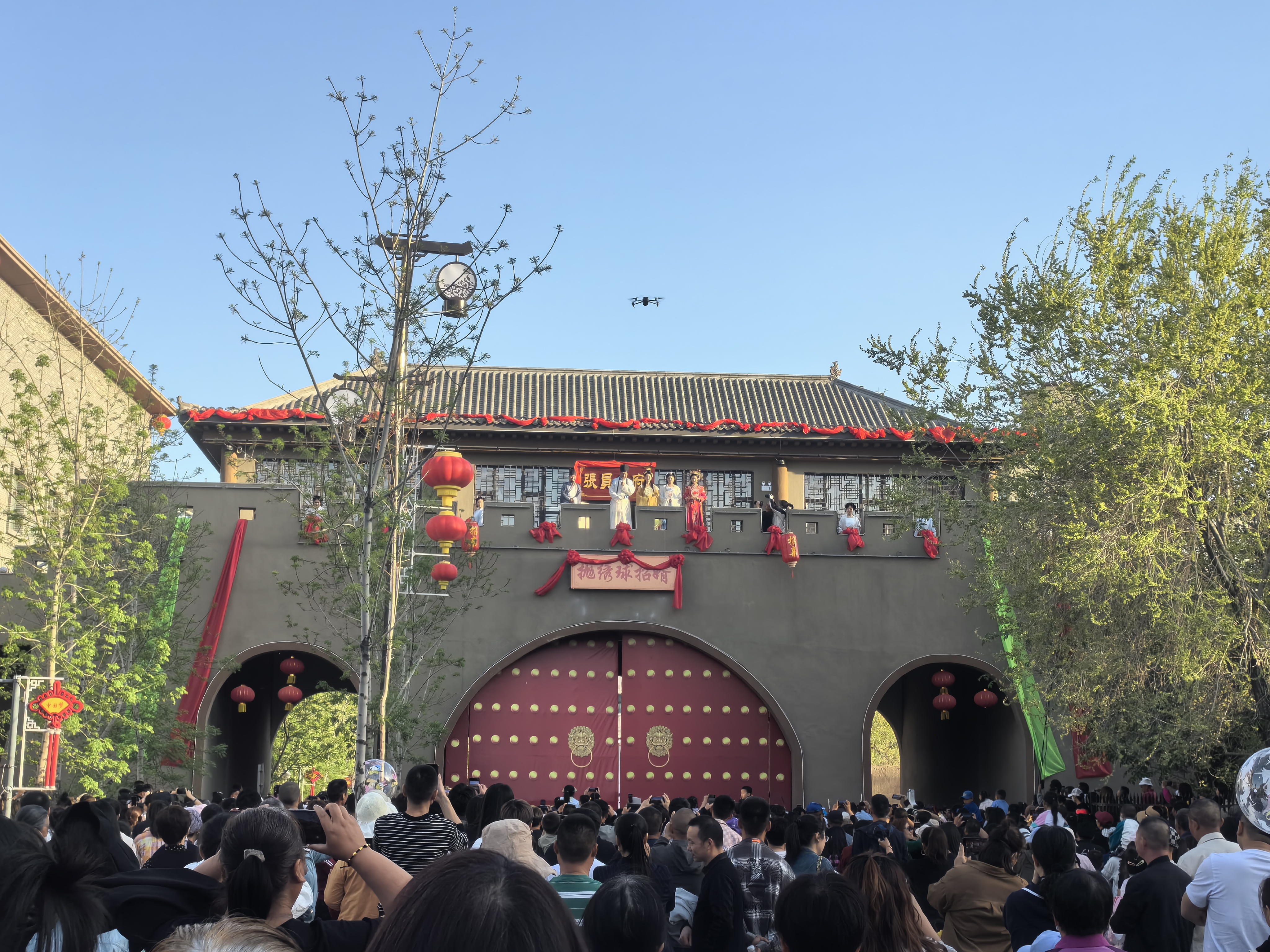 近日，吉木萨尔县霍家大院实景秀《张员外招亲》现场人山人海。（陈雨涵　摄）
