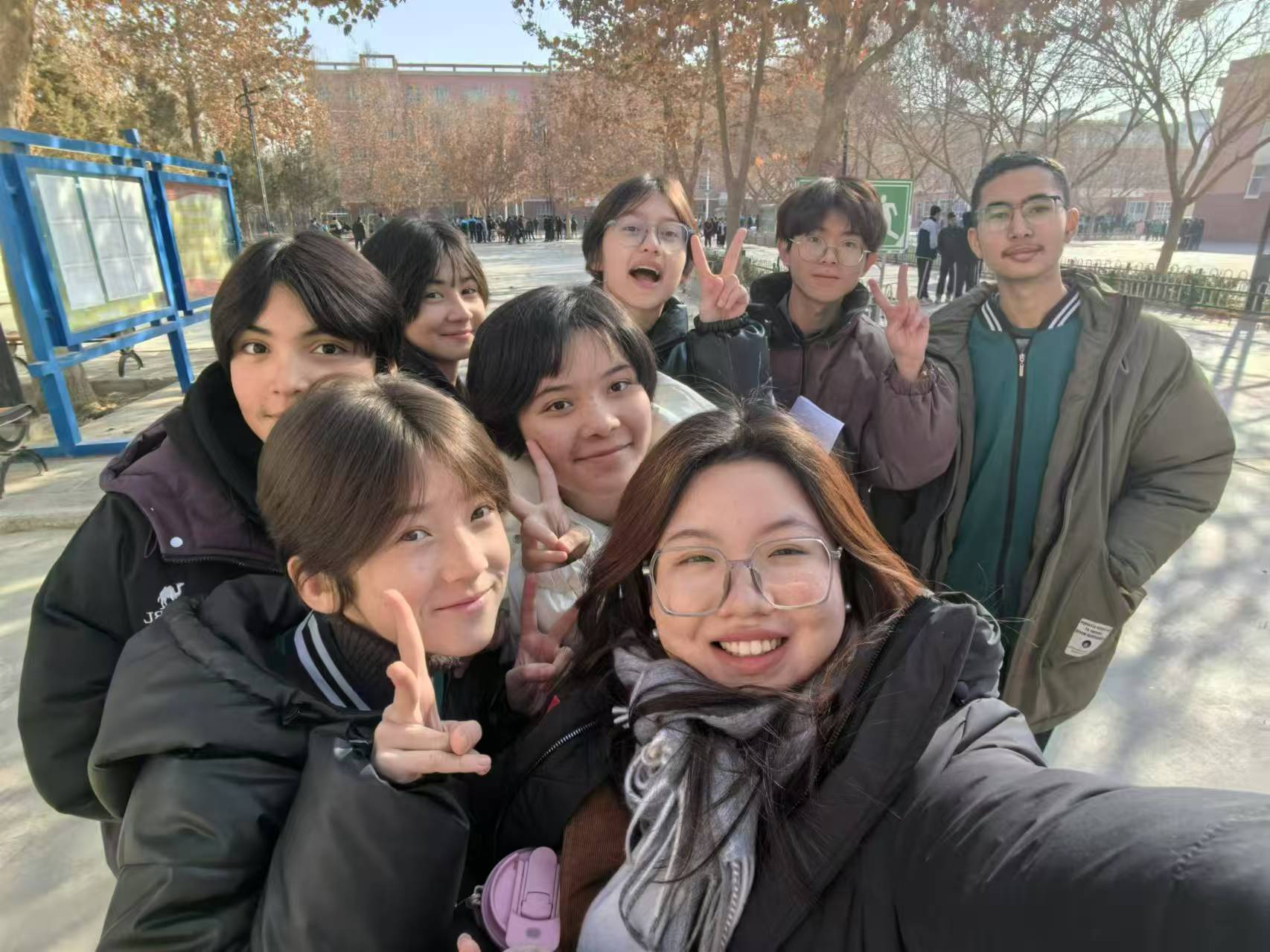 和学生的合影.jpg