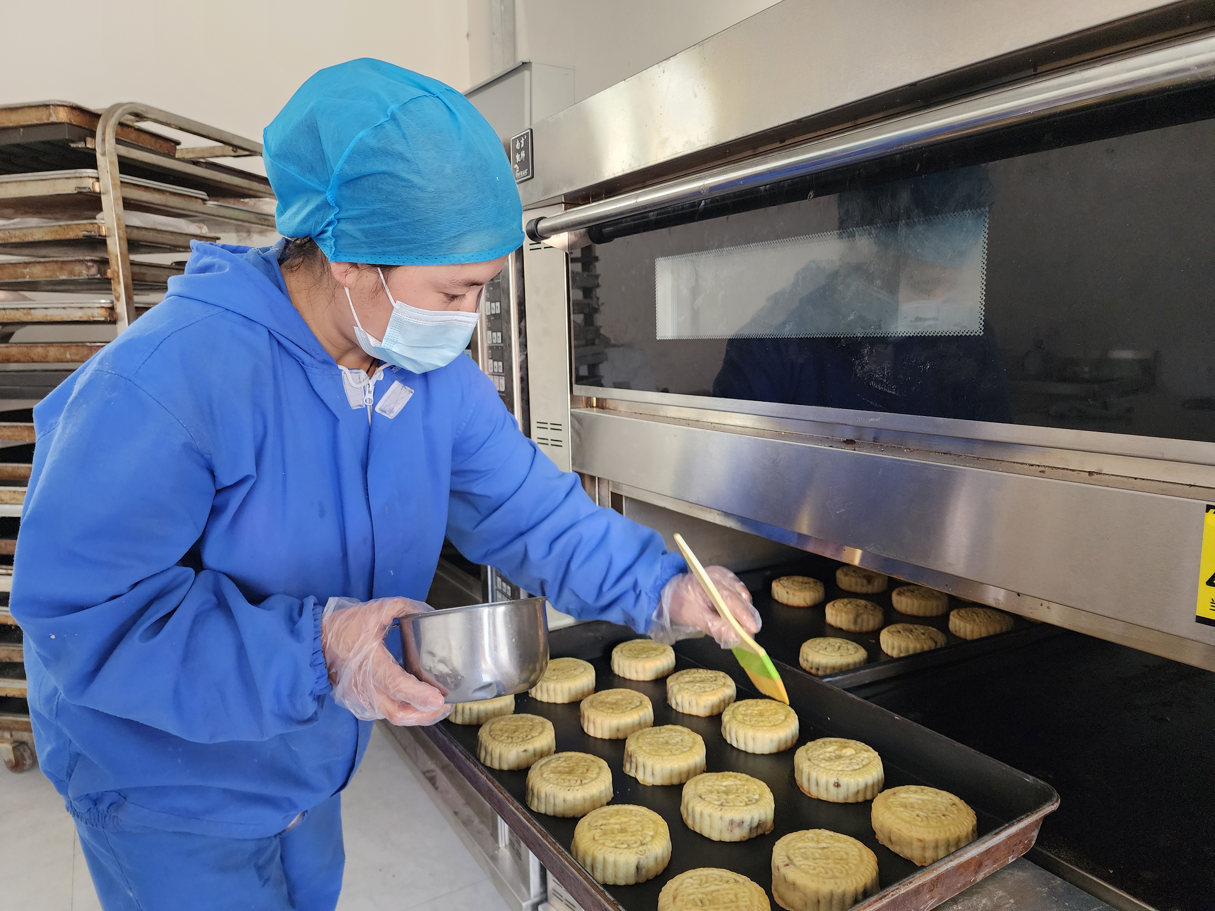 一块月饼里的和田之变：从开云入口节日符号到餐桌日常 从技艺传承到就业增收(图8)