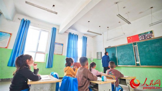 达里雅布依乡中心小学一年级学生们正在上课。人民网 李欣洋摄