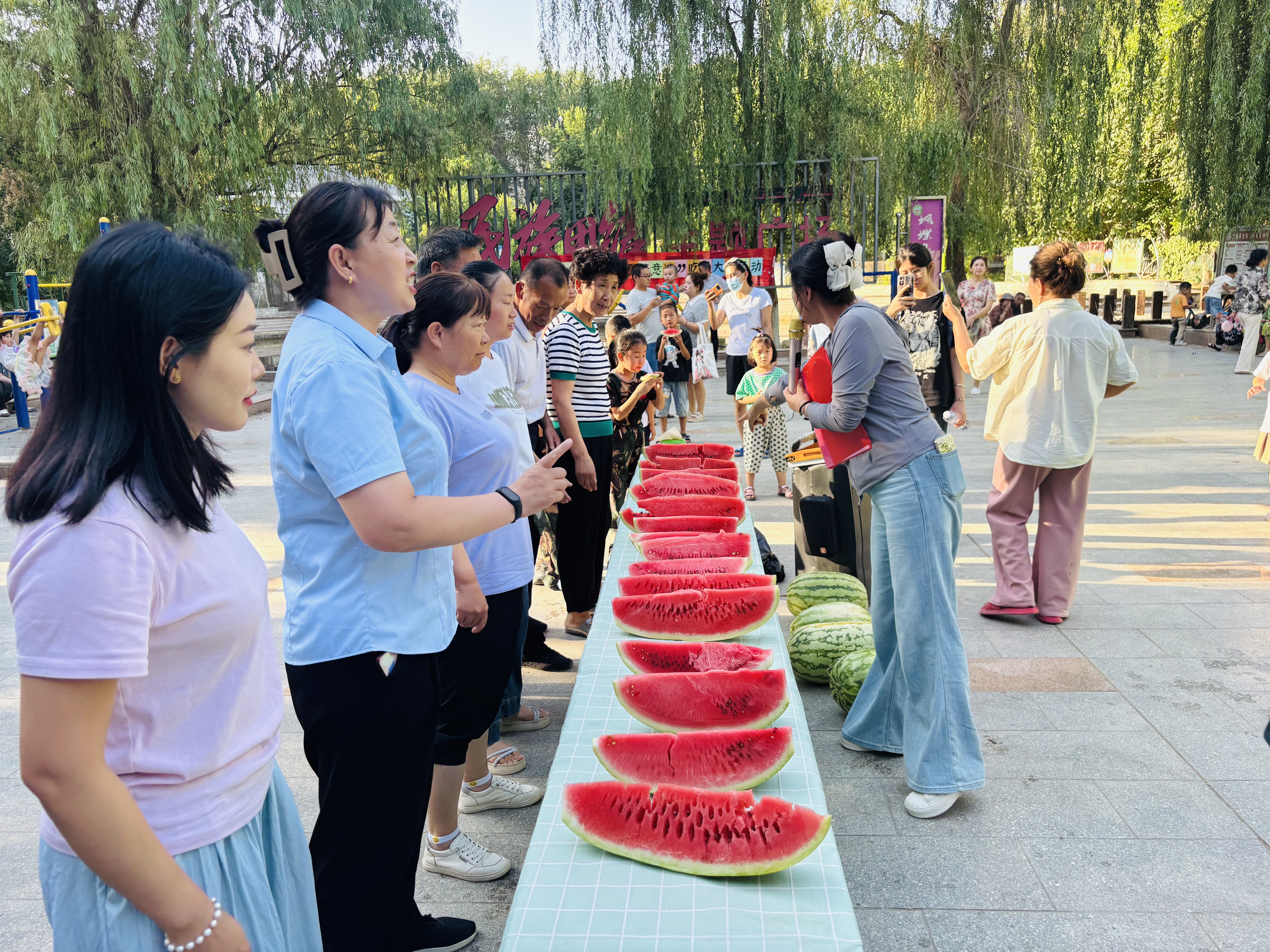 每日吃瓜大赛蝴蝶泉社区：趣味活动增进邻里情