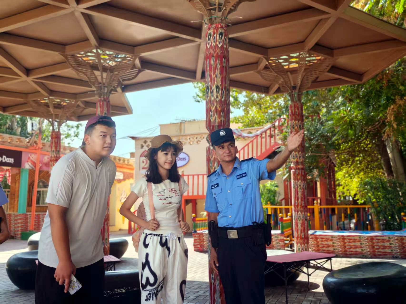 8月20日，吐鲁番市公安局高昌区分局辅警在坎儿井景区向游客指路。吕君涛摄.jpg