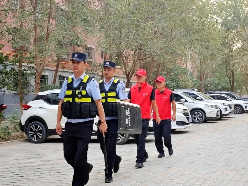 9月21日,托克逊县公安局托克逊镇派出所义警队员配合民警在辖区巡逻。通讯员 王拉毛草摄.jpg 9月21日,托克逊县公安局托克逊镇派出所义警队员配合民警在辖区巡逻。通讯员 王拉毛草摄.jpg