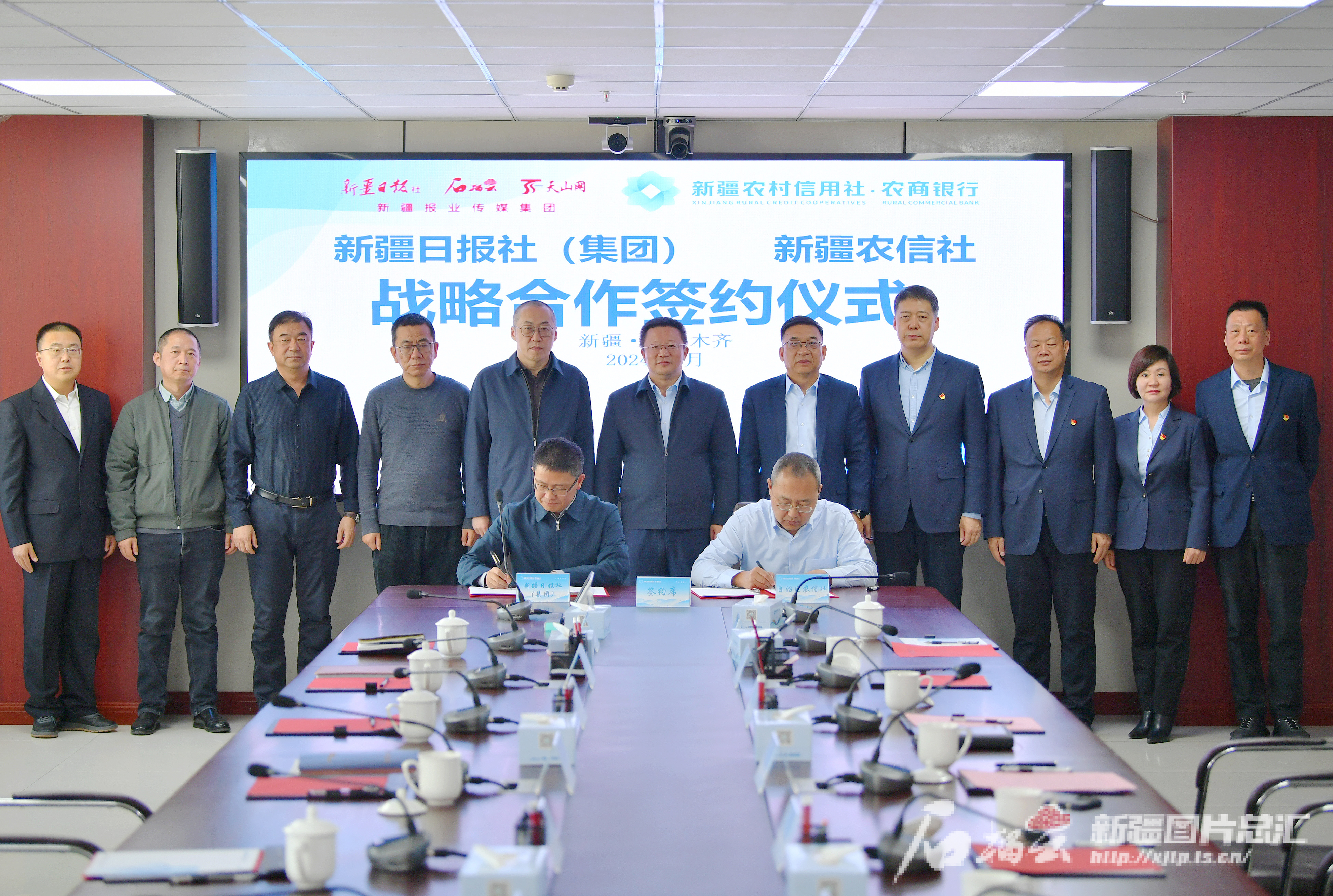 新疆日报社集团与新疆农信签订战略合作协议