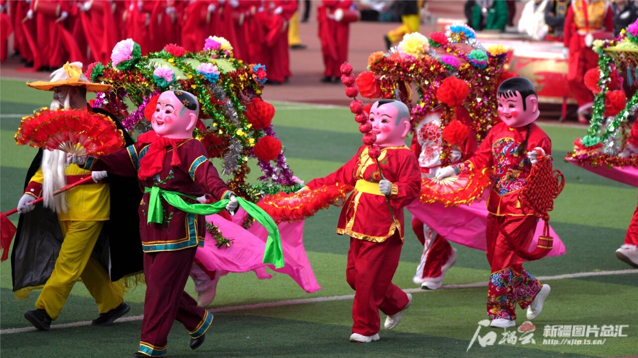 购年货贴窗花看村晚社火表演品味中国年