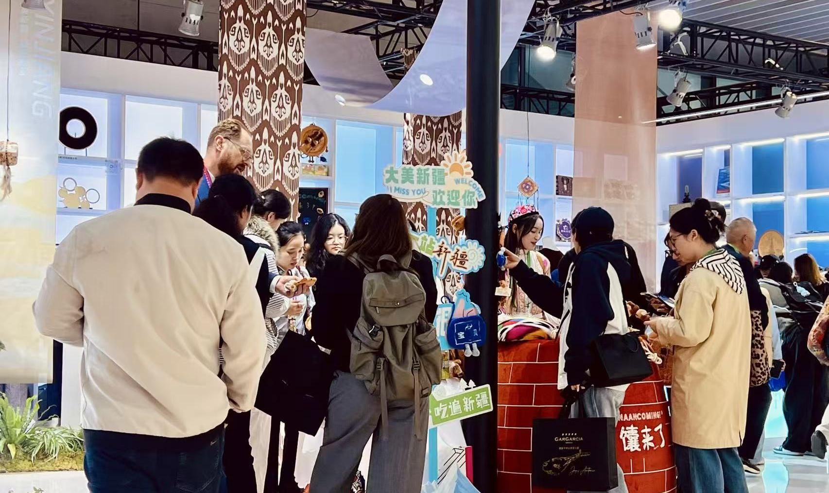 第八届中国国际进口博览会上，“馕来了”展台前人头攒动。