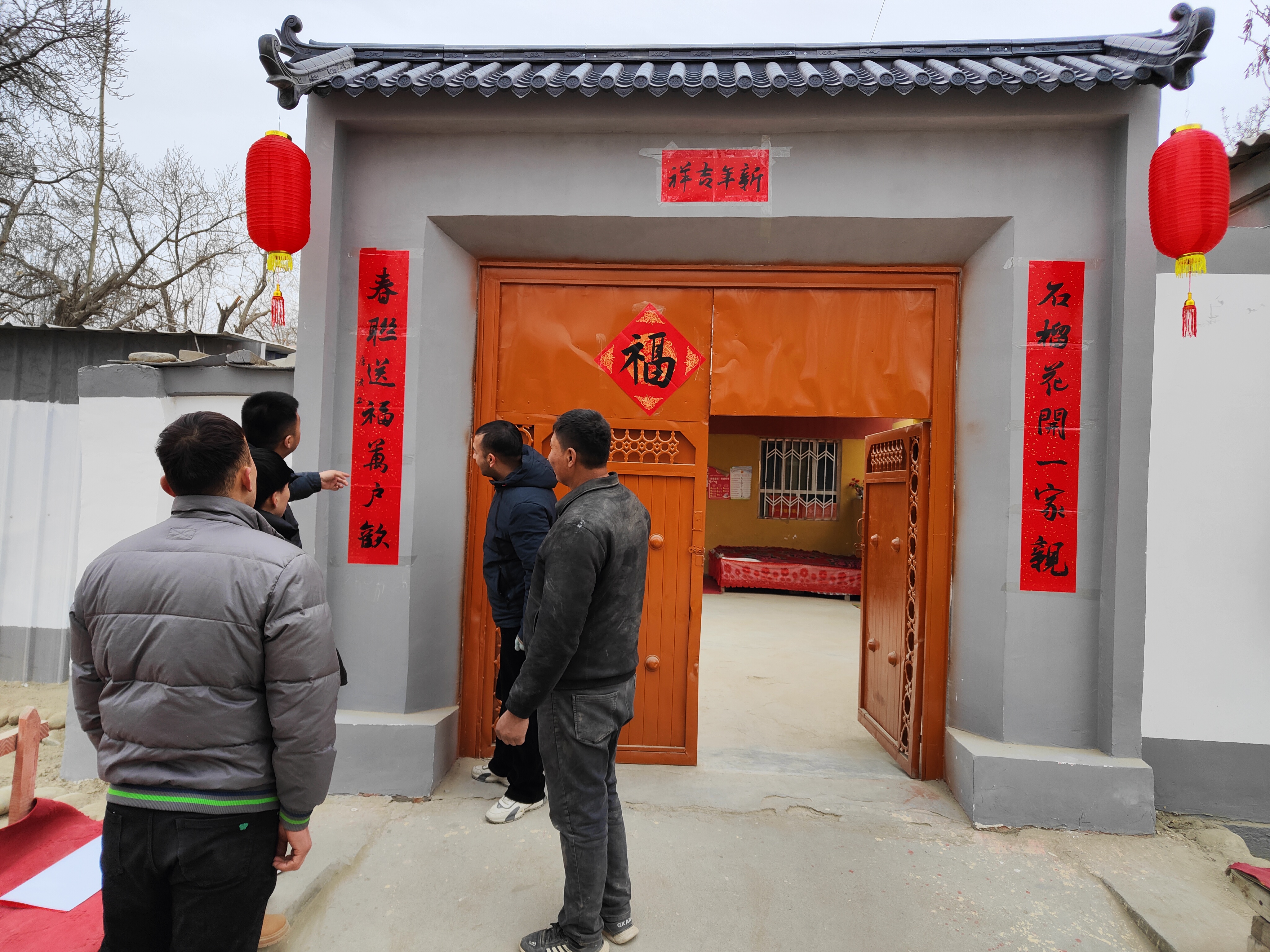 挂灯笼贴春联换门头策勒乡村新年氛围拉满