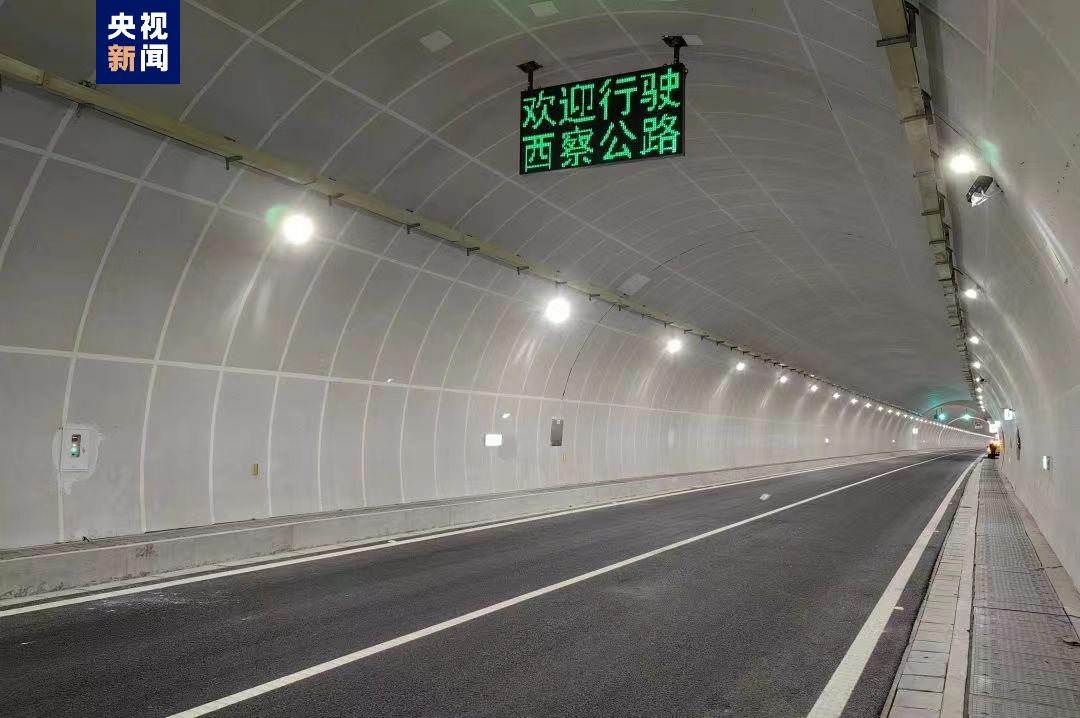 全长73公里青海西宁新疆和田高速公路关角山隧道通车运营