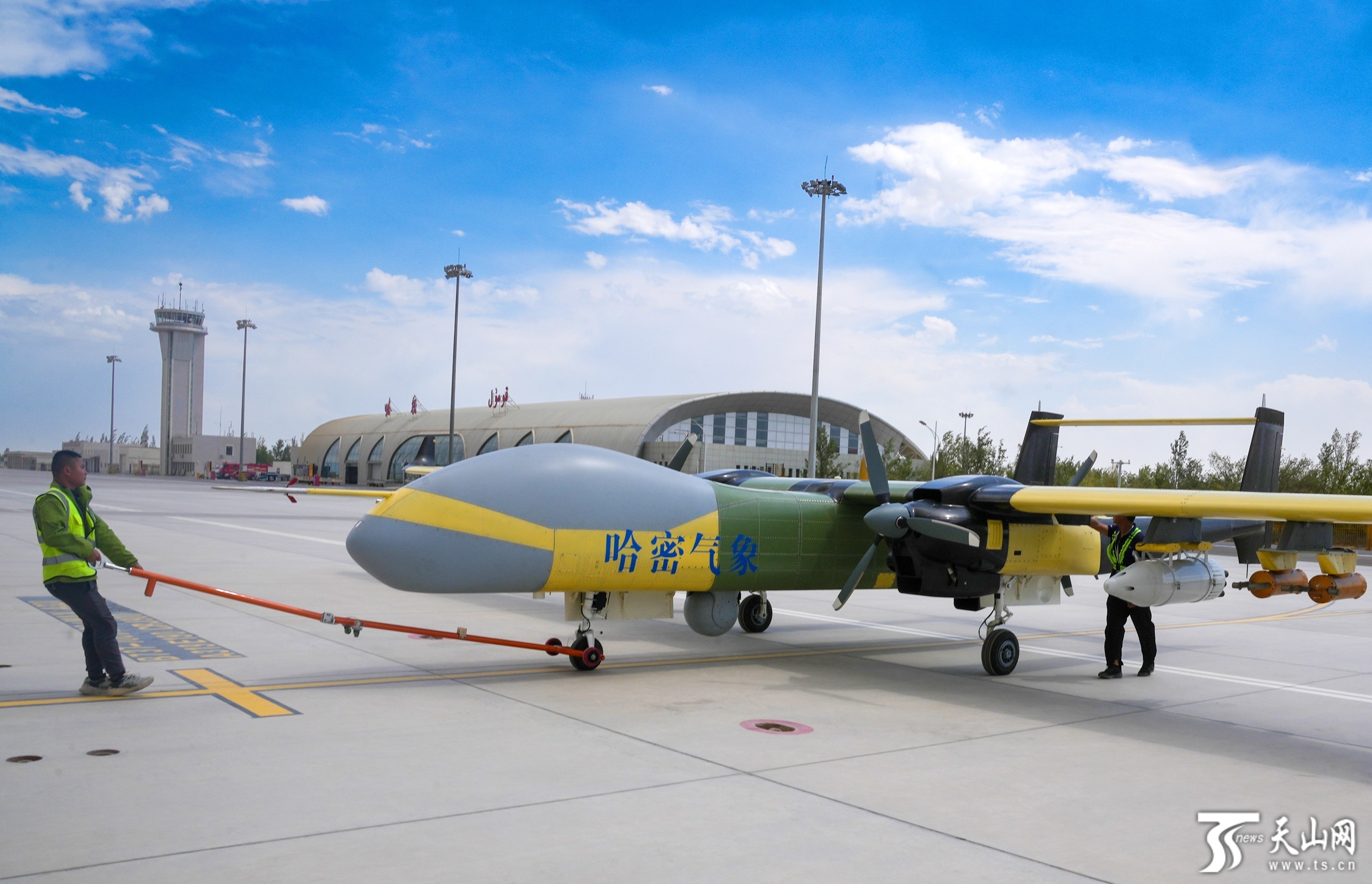 我们的潮生活 现代"话"新疆丨大型无人机"向天借水" 让"及时雨"说来就