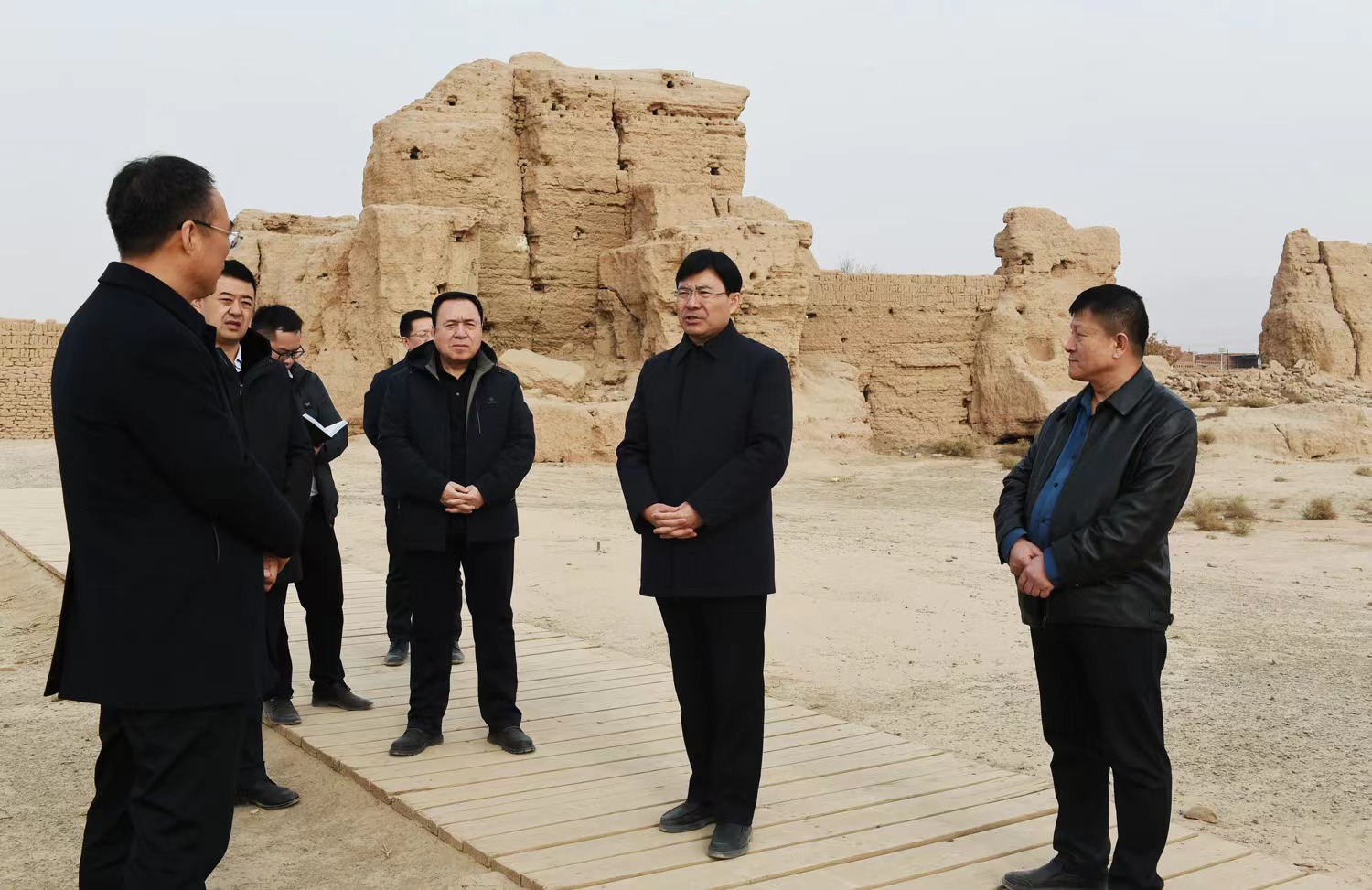 马学良在调研节日期间旅游市场时强调提升服务质量做好保障工作让市民