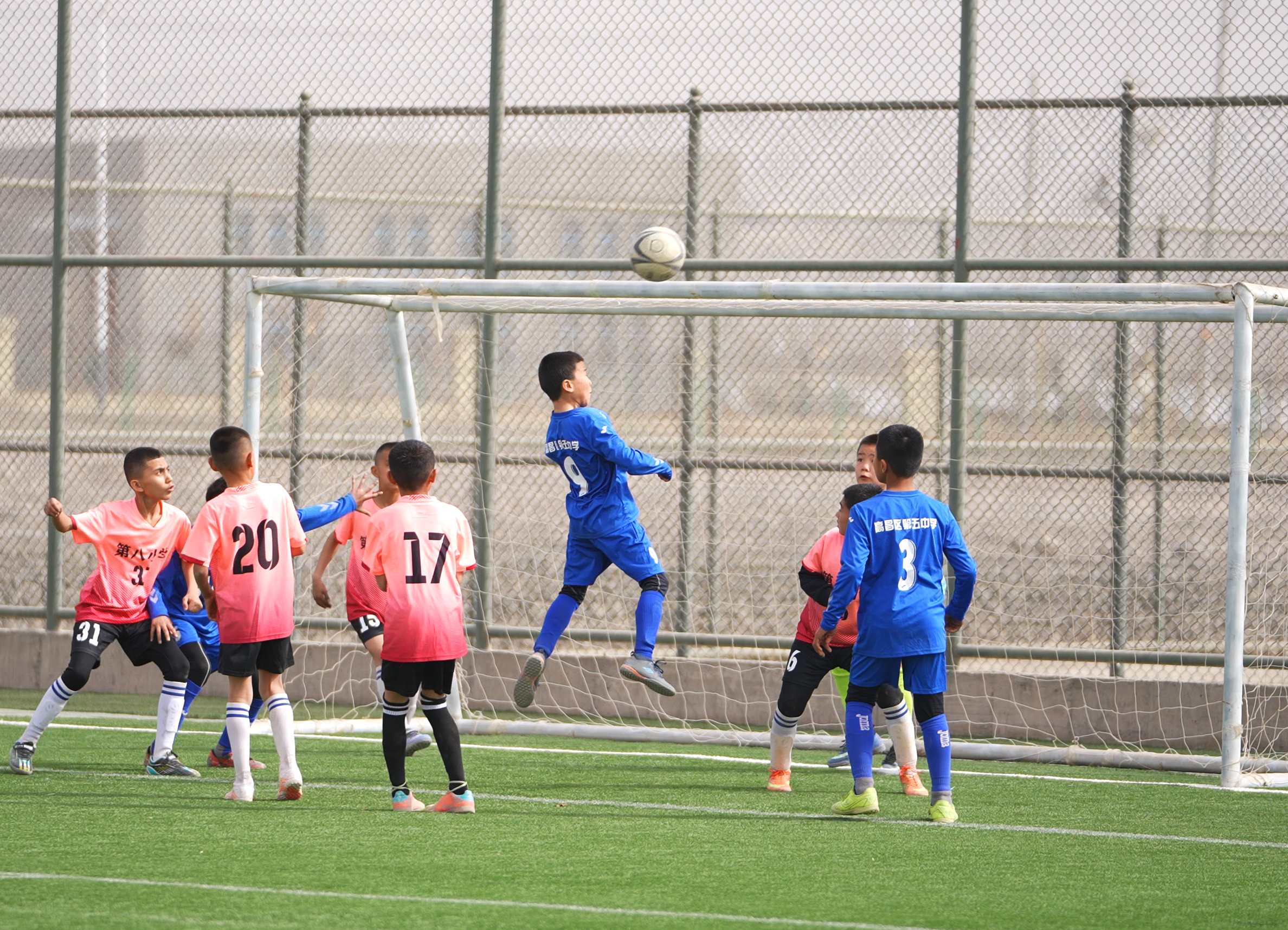 高昌区校园足球联赛开赛24支球队逐梦绿茵场