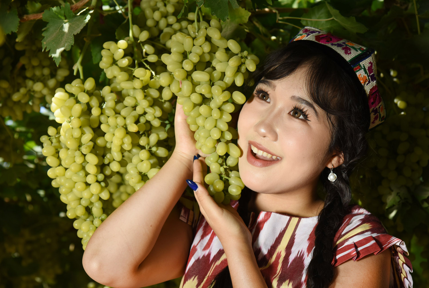 吐鲁番姑娘为家乡葡萄代言