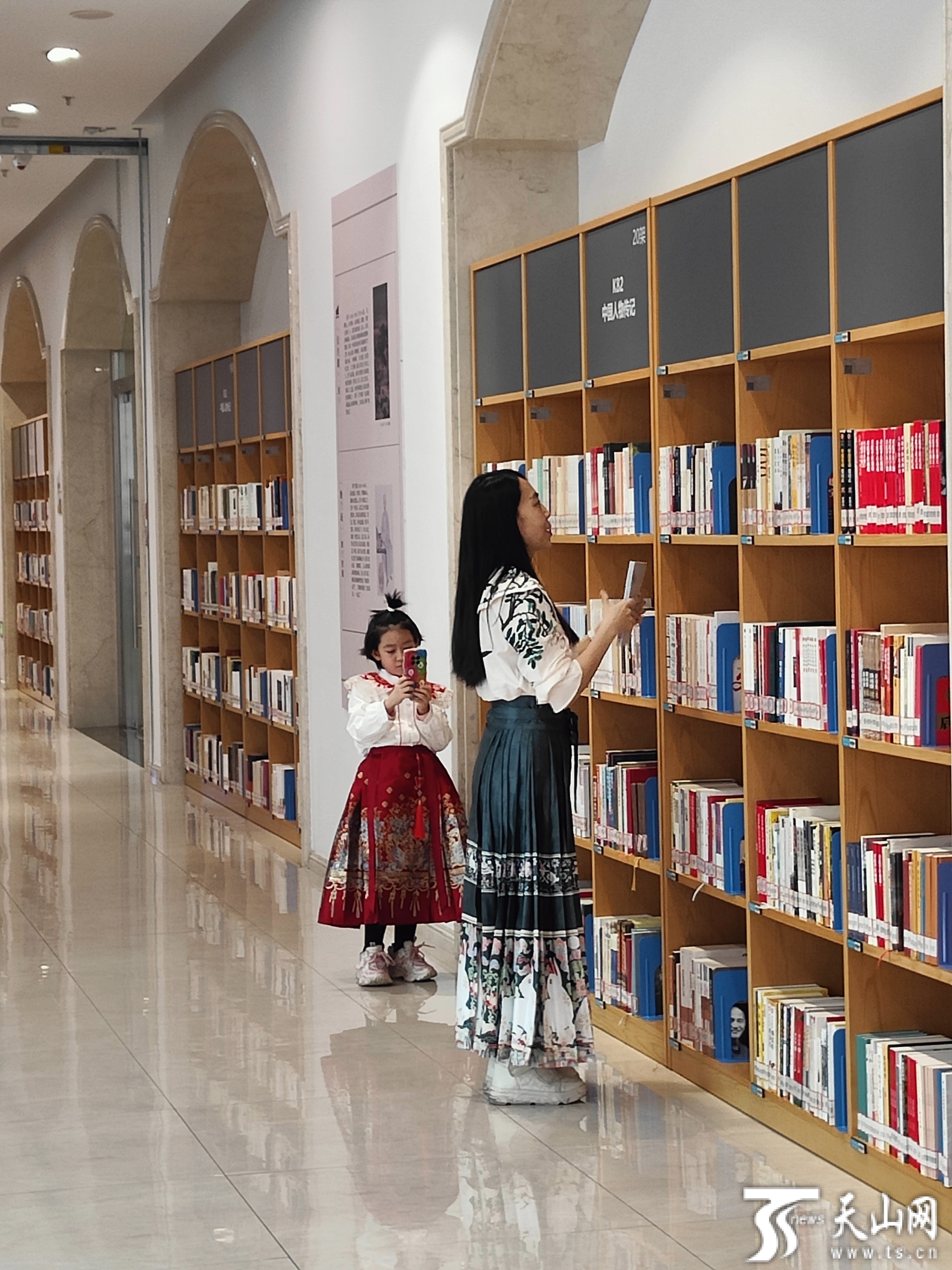 寒假去哪儿新疆图书馆书香满溢开启学习之旅