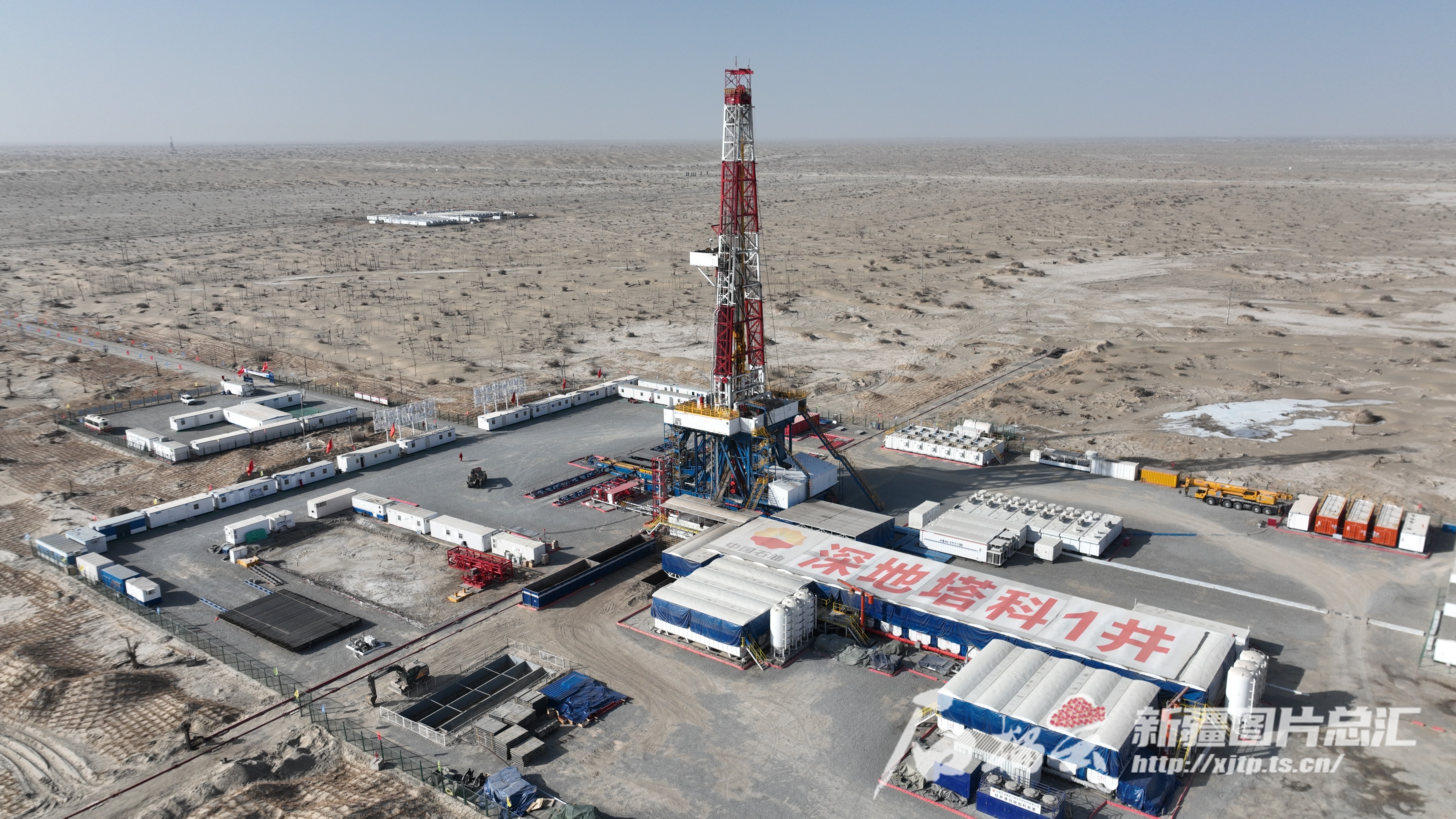 中国新疆钻出亚洲第一口万米直井