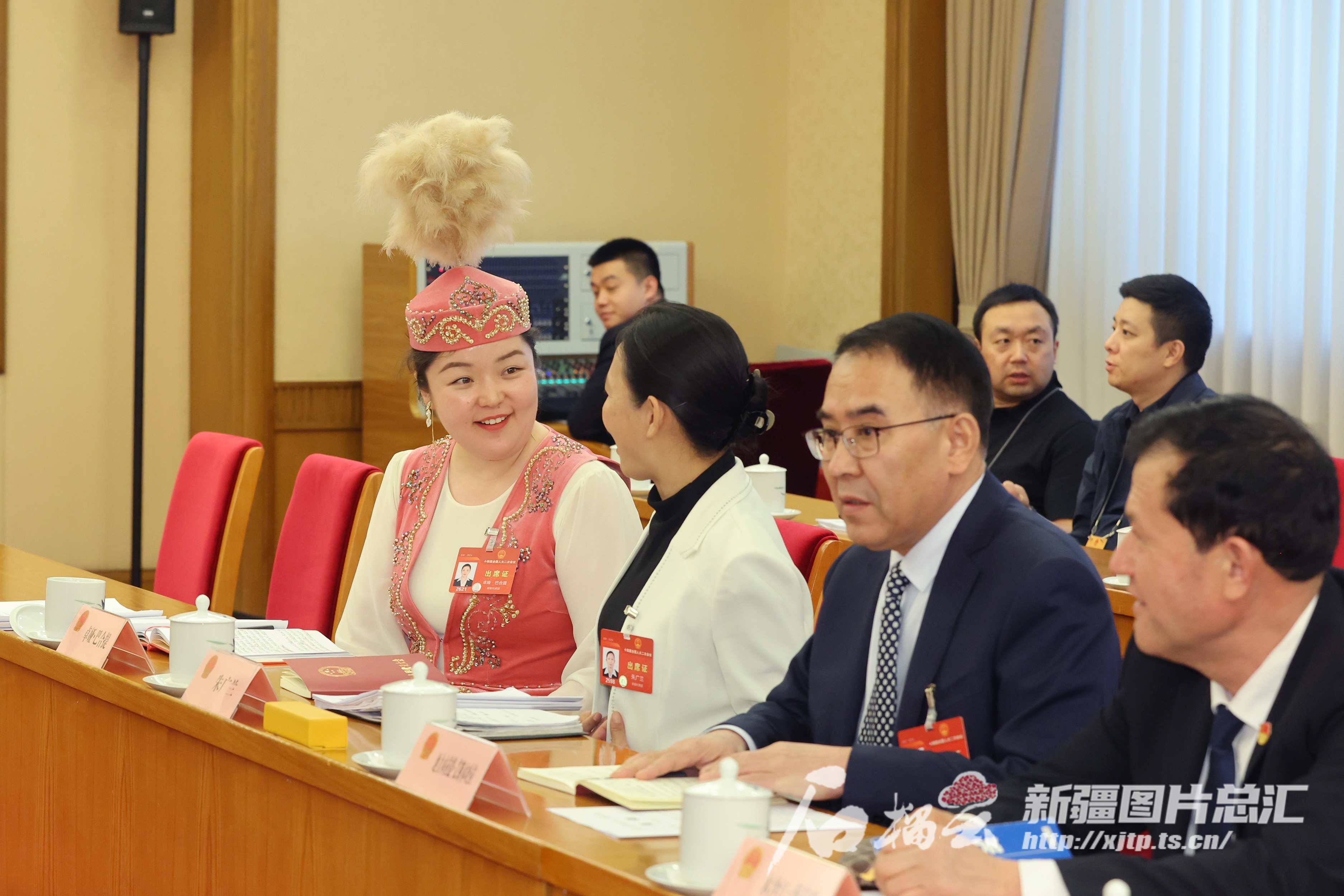 组图丨新疆代表团分组审议全国人大常委会工作报告