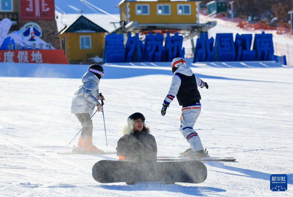 体验滑雪乐享冬日