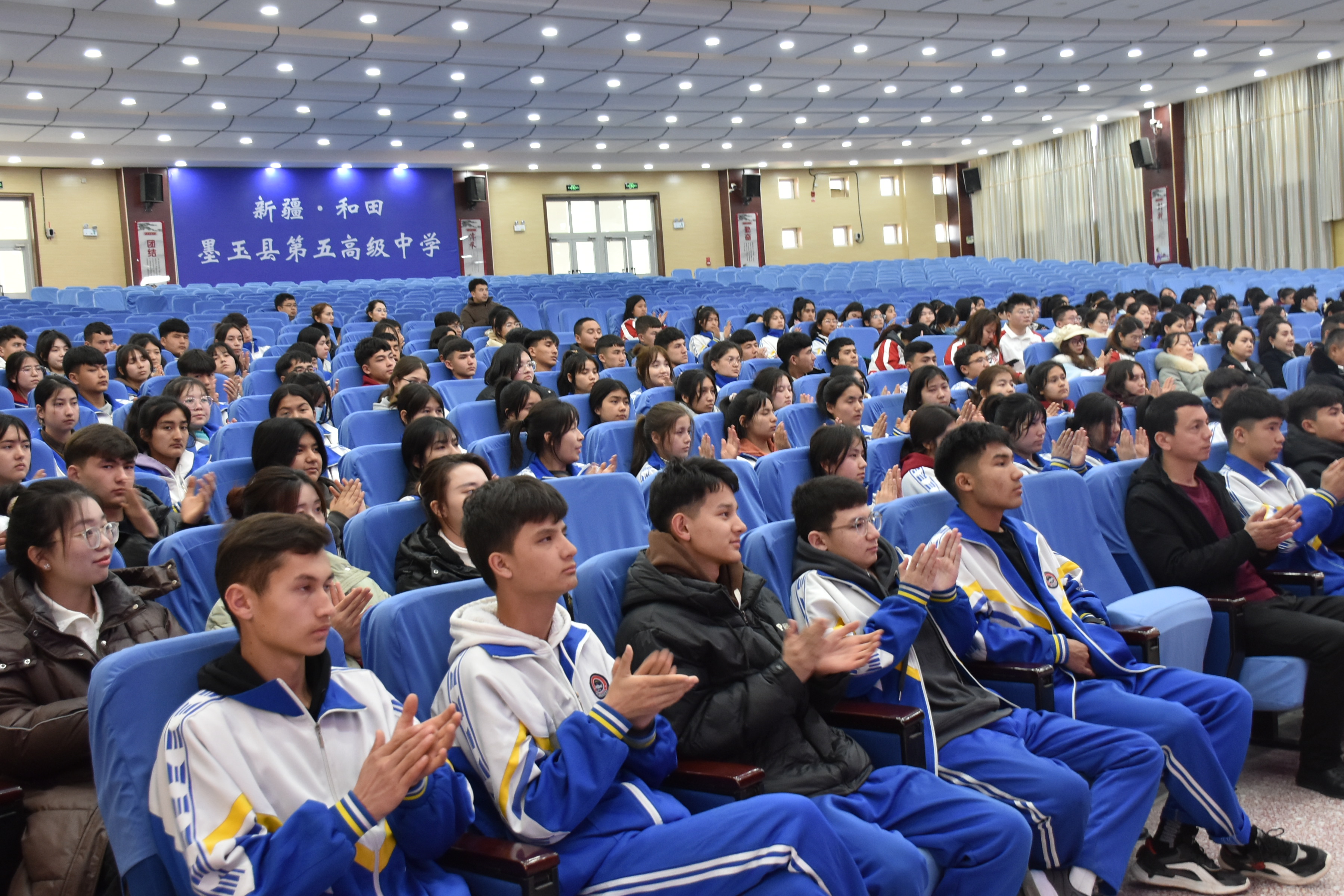 传承雷锋精神墨玉县掀起学雷锋活动热潮