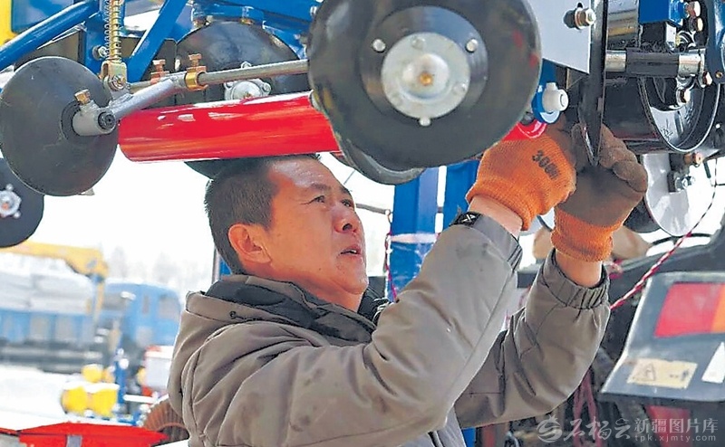 3月15日，奇台县一农机销售店员工在检修农机。连日来，奇台县通过“技术人员下沉+合作社自主检修”模式，确保每台农机都能正常运转。（摄影：李逸凡）